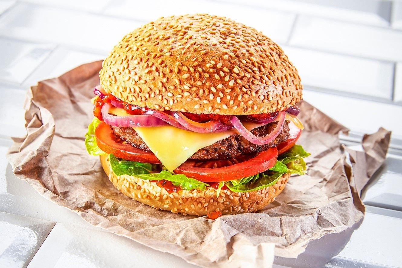 De Kaesbaas Burger van Foodmaster – sappig vlees, smeltende kaas en knapperige bacon in één bite